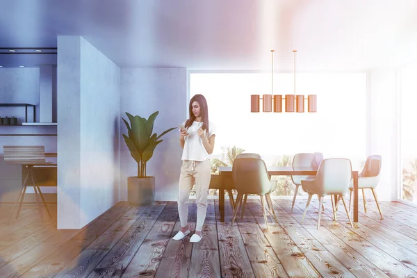 Frau Inneren Des Modernen Esszimmers Mit Weißen Wänden Holzboden Panoramafenster — Stockfoto