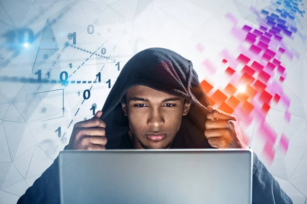 非洲裔美国人黑客看着他的笔记本电脑坐在几何图案墙与数字接口和数据全息图的流动 数字安全的概念 色调图像双曝光 — 图库照片