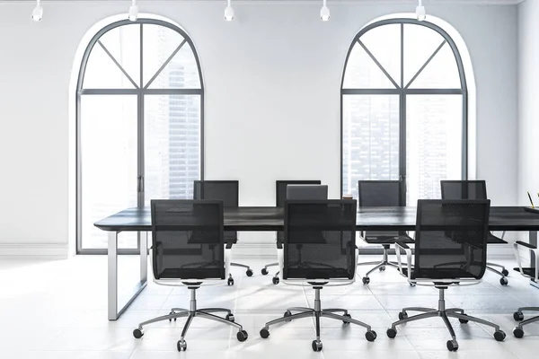 Interior Sala Reuniões Escritório Com Paredes Brancas Piso Azulejo Janelas — Fotografia de Stock