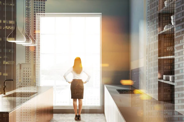 Vue Arrière Jeune Femme Affaires Regardant Dans Fenêtre Loft Cuisine — Photo