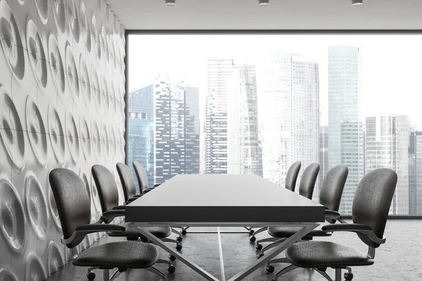 事務所会議室内白壁幾何学的なパターン コンクリートの床 都市の景観と長い灰色のテーブルと灰色の椅子パノラマ ウィンドウ レンダリング — ストック写真