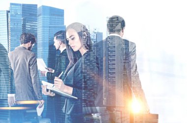 Yürüyüş ve modern cityscape arka plan üzerinde konuşmak farklı iş ekip üyeleri. Çift tonlu görüntü pozlaması