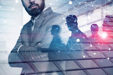 Kendine güvenen iş lideri dururken ağ hologram çift pozlama ile arka plan iş ekibi ile çapraz kollar. Tonlu görüntü