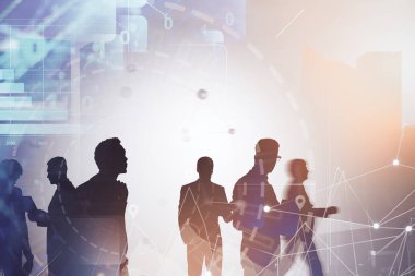 Ayakta ve dijital arabirimi ve hud ön plan ile sabah cityscape arka plan üzerinde yürüyüş iş ekip üyeleri. Çift tonlu görüntü pozlaması