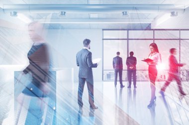 Yürüme ve ayakta ofiste iş adamları beyaz Resepsiyon sayaç ile lobi. Gökdelenin çift pozlama. Tonlu görüntü bulanık