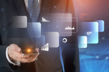 Tanınmayan işadamı Smartphone ekran ayakta, mavi kırmızı arka plan üzerinde infographics arabirimi önalan ile arıyorum. Çift tonlu görüntü pozlaması