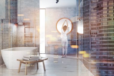 Beton duvarlar, ahşap zemin, cam duvar, duş banyo iç kadında Beyaz ahşap raf siyah lavabo ve küvet. Çift tonlu görüntü pozlaması