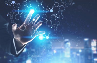 Tanınmayan işadamı gece cityscape arka plan üzerinde daireler ile soyut arabirimini kullanarak el. Çift tonlu görüntü pozlaması