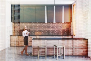 Sarışın kadın beyaz ve tuğla duvarlar, modern mutfak iç döşeli zemin, gri ve ahşap mutfak tezgahı ve gri ve ahşap bar tabureleri ile. Çift tonlu görüntü pozlaması