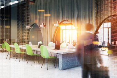 Adam köşesindeki yeşil ve ahşap duvarlar, uzun ahşap ile modern ofis ve dizüstü bilgisayarlar ile taş masa ve sandalyeler. Yöneticisi ve toplantı salonu pencereden gördüm. Çift tonlu görüntü pozlaması bulanıklık