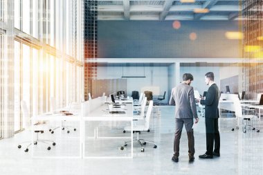 İşadamları çatı katında açık alan ofis beyaz ve gri tuğla duvarlar, ahşap tavan ve dizüstü bilgisayarlar ile beyaz bilgisayar tabloları satırları. Toplantı salonu içinde belgili tanımlık geçmiş. Çift tonlu görüntü pozlaması