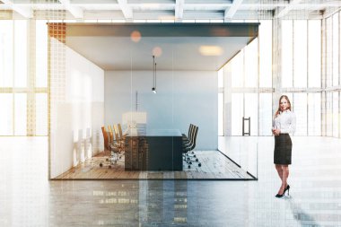 Ofis Toplantı salonu ile beyaz ve cam duvarlar, beton zemin, kahverengi sandalye ile uzun siyah tablo office lobiden iş kadını ile görülen yan görünüm. Çift tonlu görüntü pozlaması