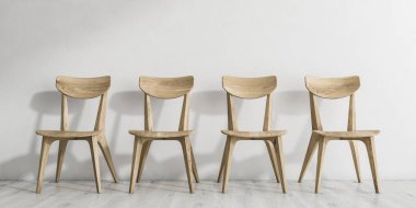 Satır ahşap yemek odası sandalyeleri yakınındaki beyaz duvar Beyaz ahşap zemin üzerinde duruyor. Bekleyen kavramı. 3D render