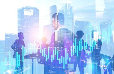 İş ekip üyeleri birlikte modern cityscape arka plan ile ön plan grafikte forex üzerinde çalışıyor. Çift tonlu görüntü pozlaması