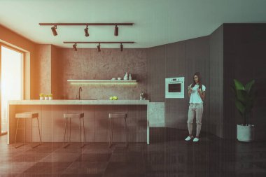 Beton duvarlı panoramik mutfak iç kadında döşeli zemin, gri ve beton sayaçları ve gri bar tabureleri ile. Çift tonlu görüntü pozlaması