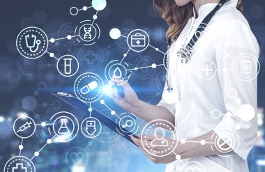 Tıbbi simge çift pozlama ile koyu mavi arka plan üzerinde duran tanınmaz halde kadın doktor. Tonlu görüntü