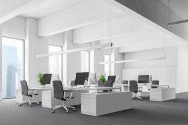 Modern açık alan office gri halı zemin ve gri sandalye ile beyaz bilgisayar tabloları satırları üzerinde beyaz duvarlı, çatı windows, yan görünüm. Dolap duvarın yanında satır. 3D render