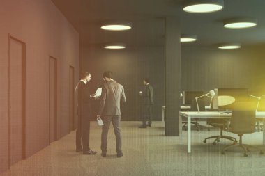 İç kahverengi duvarlı sanayi tarzı Office erkeklerde halı zemin, sütunlar ve kahverengi sandalye ile beyaz bilgisayar tabloları satırları. Satır kapalı kapılar. Çift tonlu görüntü pozlaması
