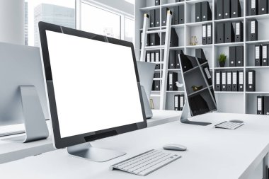 Bilgisayar ekran ayakta beyaz tablo içinde yazıhane ağıl ve merdiven ve panoramik pencere ile beyaz kitaplık ile alay. 3D render