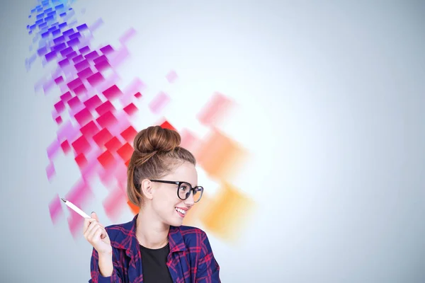 微笑的极客女孩戴着眼镜 穿着格子衬衫坐在灰色的墙壁附近 红色和紫色的数据流的数据素描 模拟一下 — 图库照片