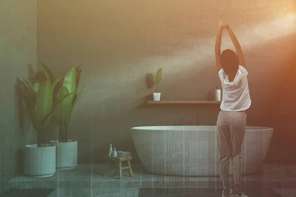Mulher Interior Banheiro Moderno Com Paredes Cinza Piso Concreto Banheira — Fotografia de Stock