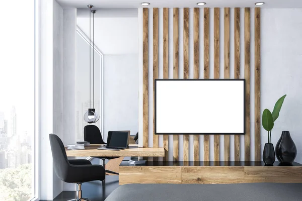白と木製の壁 黒い床 木製のコンピューター テーブル アームチェア テレビ モックアップと小規模なホーム オフィスのインテリアは 壁の画面を設定します レンダリング — ストック写真