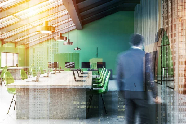 Geschäftsmann Büroinnenraum Dachgeschoss Mit Grünen Und Hölzernen Wänden Gefliestem Boden — Stockfoto