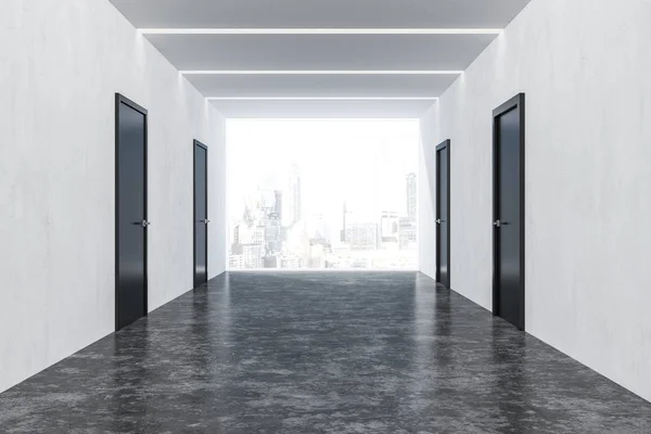 Büroflur Mit Weißen Wänden Betonboden Zwei Reihen Geschlossener Schwarzer Türen — Stockfoto