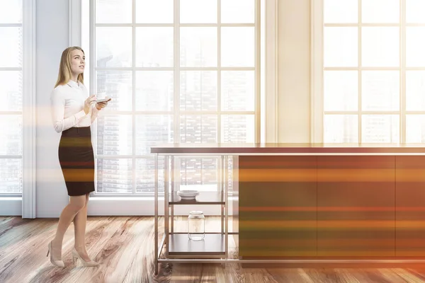 Vrouw Interieur Van Moderne Keuken Met Witte Muren Houten Vloer — Stockfoto