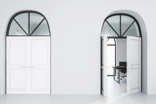Büroflur Mit Weißen Wänden Und Fußboden Und Zwei Massiven Weißen — Stockfoto