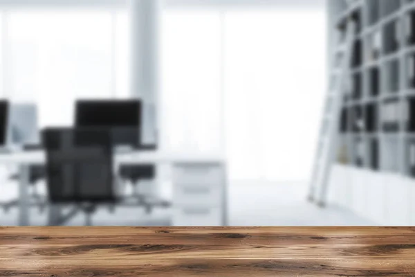 파노라마 화이트 컴퓨터 테이블의 사다리와 흰색의 사무실 직장의 가까이 흐리게 — 스톡 사진