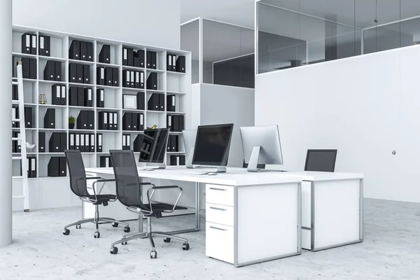Esquina Oficina Blanca Con Mesas Computadora Blancas Con Sillas Negras — Foto de Stock