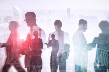 İş takım üyeleri siluetleri birlikte çalışan ve sabah cityscape arka plan üzerinde yürüme. İş yaşam tarzı kavramı. Çift tonlu görüntü pozlaması