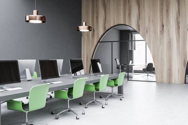 Gri ve ahşap duvarlar, bağlı kat ve uzun gri bilgisayar masalı yeşil sandalye ile modern ofis köşesinde. CEO atlattık office kapı kemerli. 3D render