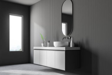 Modern banyo Gri duvarlar, taş zemine, gri tezgah üzerinde beyaz lavabo duran ve dar ayna asılı üstündeki bir köşesinde. 3D render