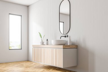 Modern banyo beyaz duvarlar, ahşap zemin, ahşap tezgah üzerinde beyaz lavabo duran ve dar ayna asılı üstündeki köşesinde. 3D render