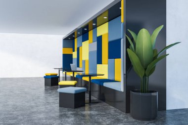 Beyaz duvarlar, beton zemin, sarı ve mavi kanepe, mavi ve sarı sandalye ve bitki siyah tencerede ile siyah kare tablo satır ile modern café iç yan görünüm. 3D render