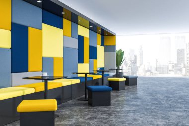 Beyaz duvarlar, beton zemin, sarı ve mavi kanepe, mavi ve sarı sandalye ve panoramik pencere ile siyah kare tablo satır ile modern café iç. 3D render