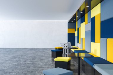 Beyaz duvarlar, beton zemin, sarı ve mavi kanepe ve mavi ve sarı sandalye ile siyah kare tablo satır ile şık kafe iç yan görünüm. 3D render