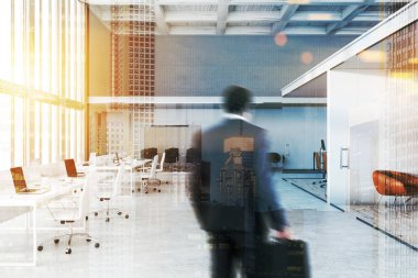 Beyaz ve gri tuğla duvar, beton zemin, sandalye ve toplantı odası arka plan beyaz bilgisayar tabloları satırları açık alan ofiste iş adamı. Çift tonlu görüntü pozlaması bulanıklık