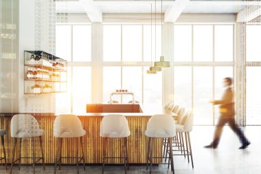 Çatı bar Gri duvarlar, beton zemin, gri dışkı ile ahşap ve siyah bar ve raflar şarapları ile iç'iş adamıdır. Çift tonlu görüntü pozlaması bulanıklık