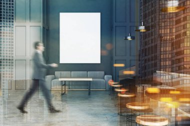 Gri duvarlar, beton zemin, uzun gri kanepe yuvarlak masalar ve ahşap sandalye, kanepe tablo yakınındaki ayakta modern kafe iç adam. Dikey poster. Tonlu görüntü çift pozlama görüntü kadar sahte