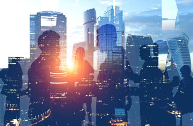 Siluetleri Moskova şehir arka plan üzerinde iletişim iş adamları. İş yaşam tarzı kavramı. Çift tonlu görüntü pozlaması