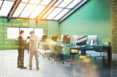 İşadamları köşesinde yeşil duvarlar, kiremitli kat, bilgisayar ve yeşil sandalye uzun gri tablosudur ve büyük bilgisayar masası ile tavan ofis pencerenin yakınındaki. Çift tonlu görüntü pozlaması