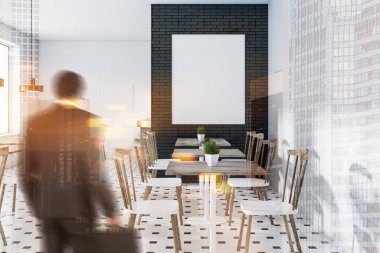 Beyaz ve siyah tuğla duvarlar, kiremitli kat ve onlara yakın beyaz ve ahşap sandalye ile kare ahşap masa ile modern café iç adam. Dikey poster. Tonlu görüntü çift pozlama görüntü kadar sahte