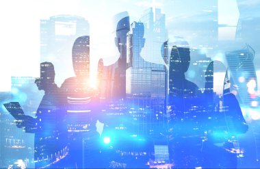 Siluetleri cityscape arka plan akşam üzerinde yöneticileri. Modern şirket liderlik kavramı. Çift tonlu görüntü pozlaması