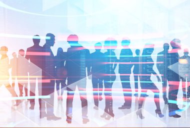 Siluetleri üzerinde modern cityscape arka planda üçgenler ile çeşitli iş takım üyelerinin. Çift tonlu görüntü pozlaması