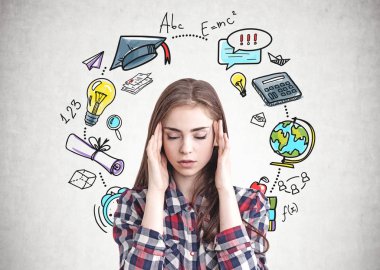 Kareli gömlek giymiş ve eğitim kroki ile beton duvara yakın oturan bir baş ağrısı olan stresli genç kadın portresi