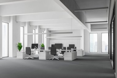 Modern açık alan office gri halı zemin ve gri sandalye ile beyaz bilgisayar tabloları satırları üzerinde beyaz duvarlı, çatı windows, köşesinde. Dolap duvarın yanında satır. 3D render