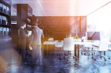 İş adamları iç panoramik Office siyah duvarlar, beton zemin, beyaz koltukları ve klasör duvarın yanında bulunan iki kütüphaneler ile beyaz bilgisayar tabloları satırları ile konuş. Tonlu görüntü